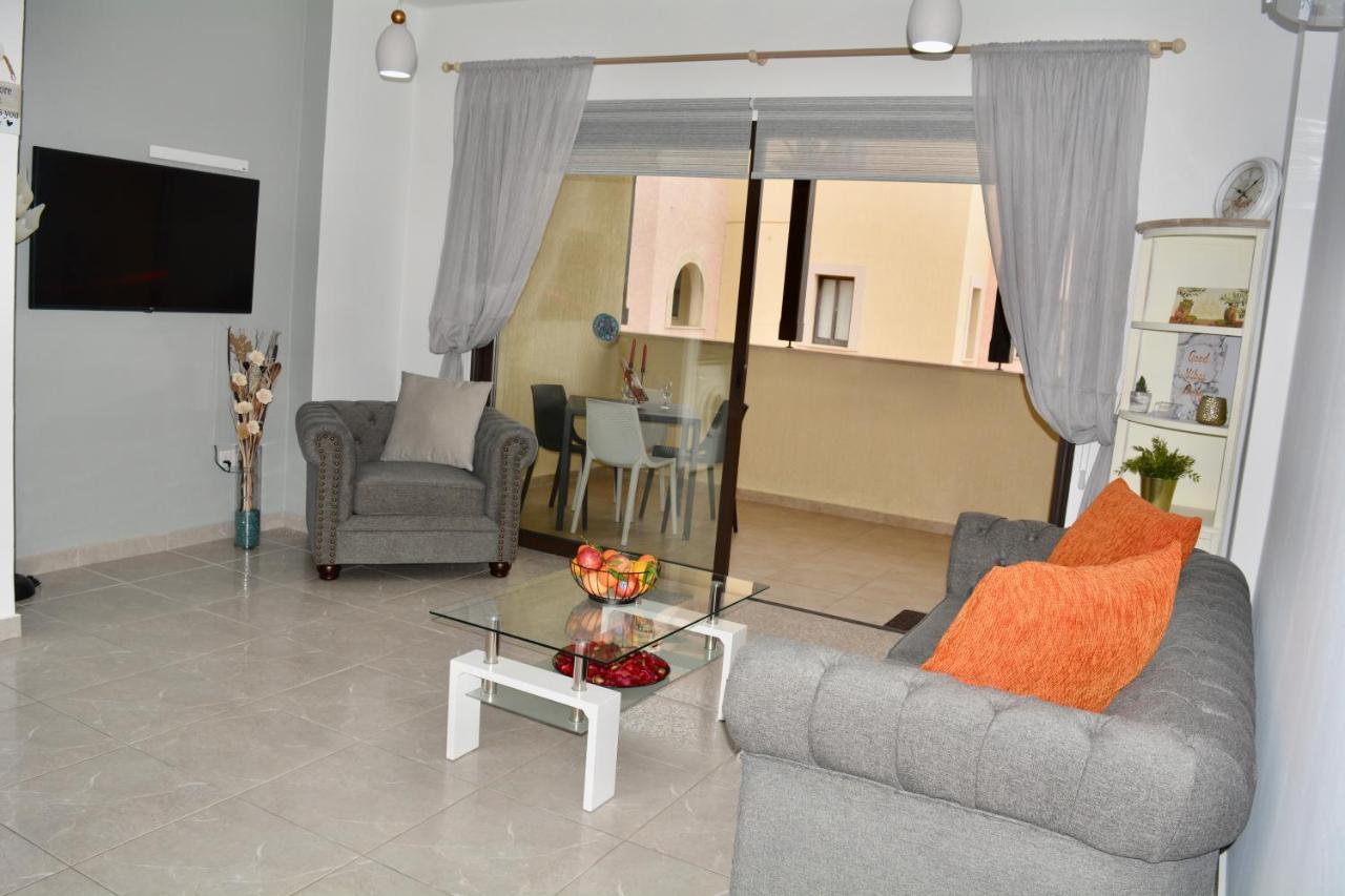 Queens Gardens - Kato Paphos - Next To Kings Ave Mall --- By Yiota Esterno foto