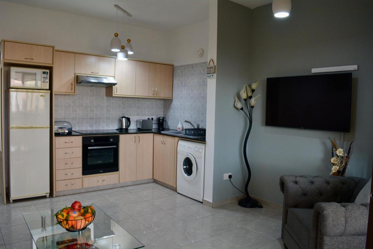 Queens Gardens - Kato Paphos - Next To Kings Ave Mall --- By Yiota Esterno foto